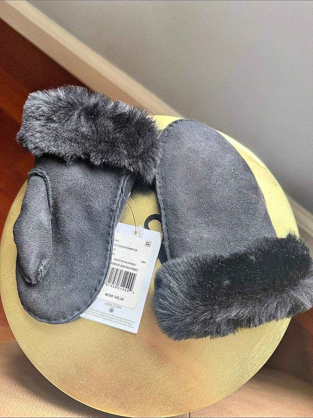 Girls UGG Faux Fur Trim Black sheepskin mittens NWT size 4-6
